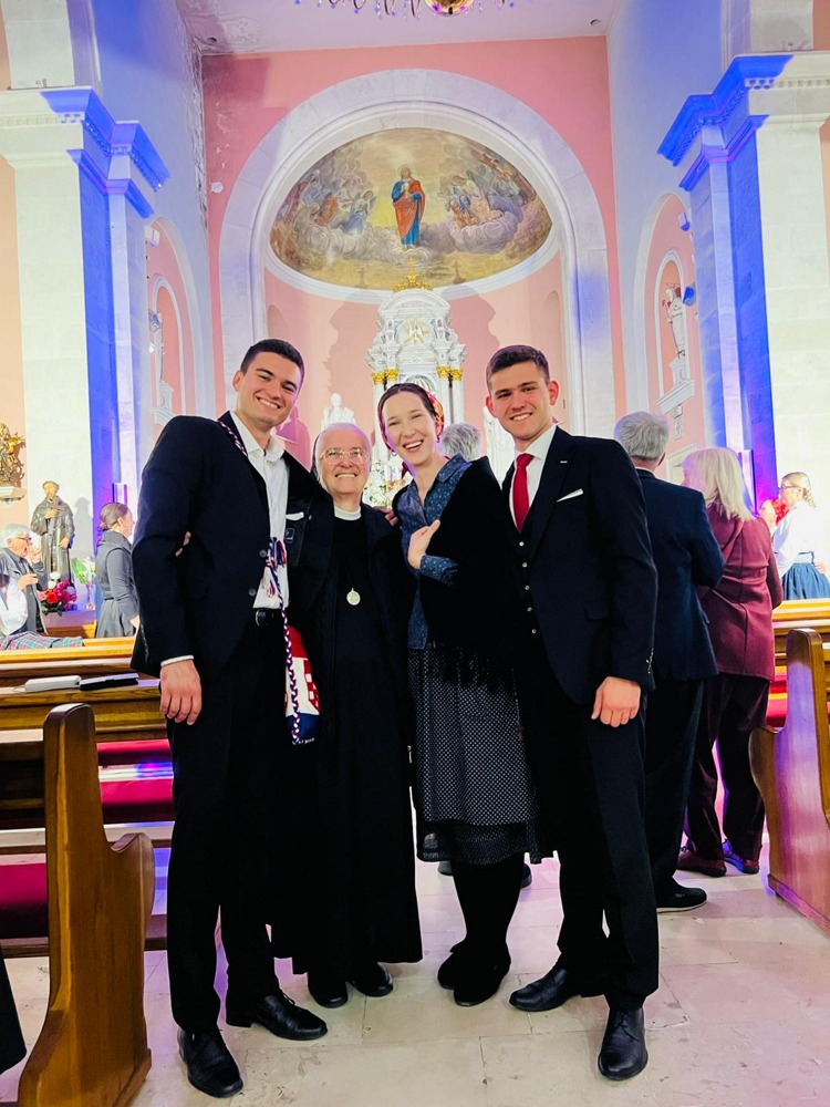 (22)